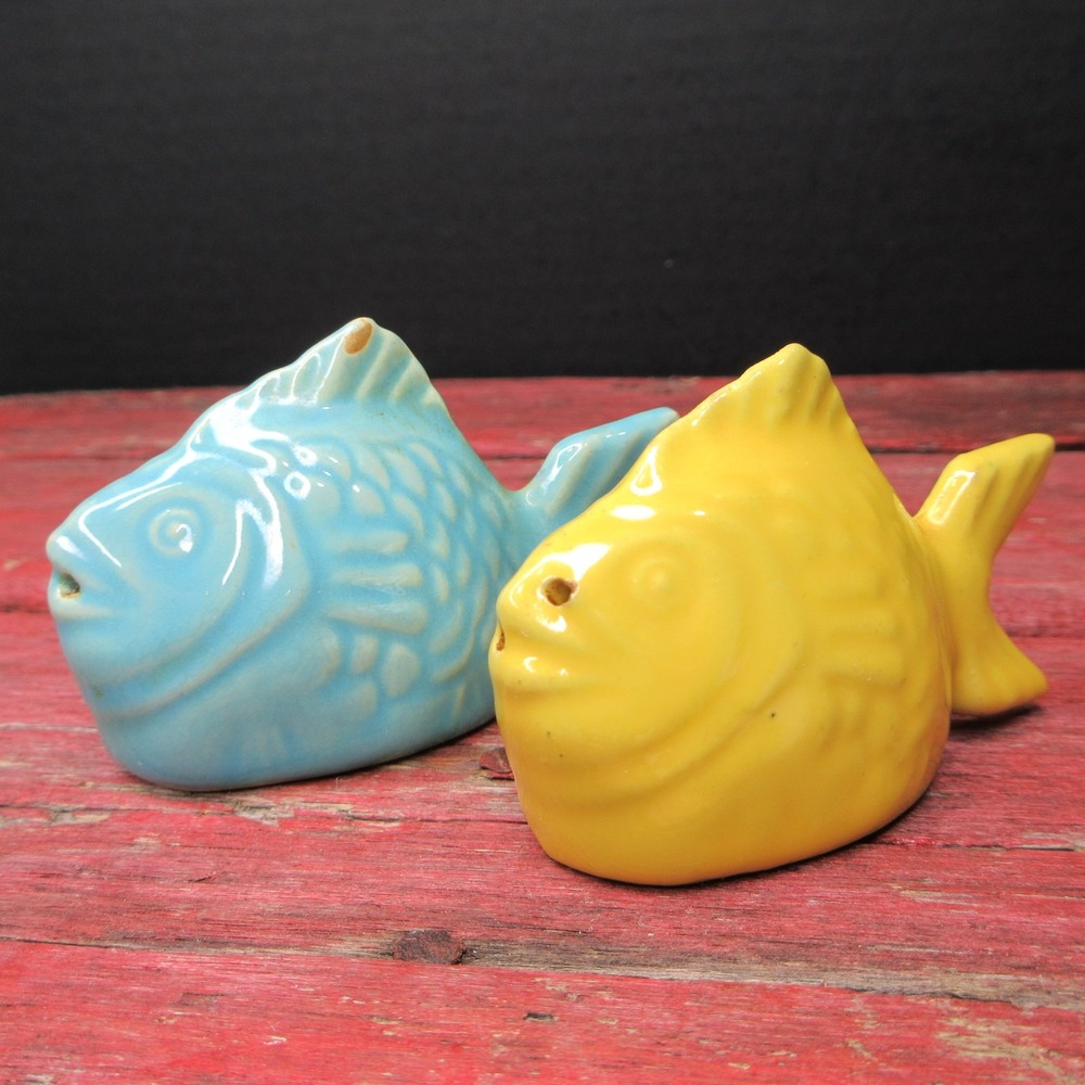 Vintage Hicken Glazed Ceramic Fish Salt & Pepper Shakers Blue Yellow Nautical